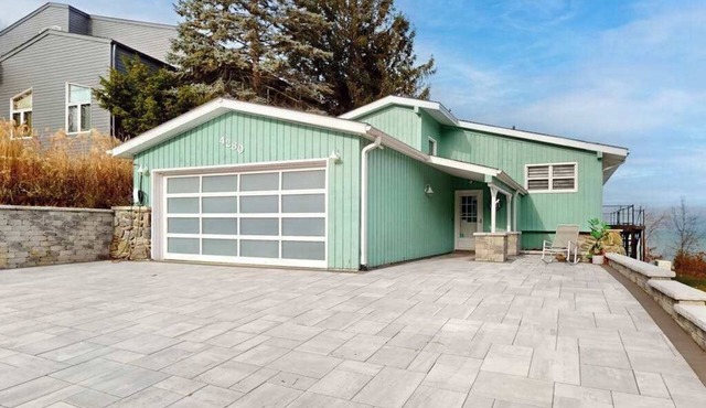 Lake Michigan Retreat w/stunning views, hot tub, & large patio!