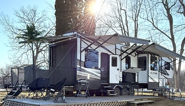 Lakefront! Fabulous 2-bedroom 5th Wheel RV on Pine Lake in Plainwell Michigan!