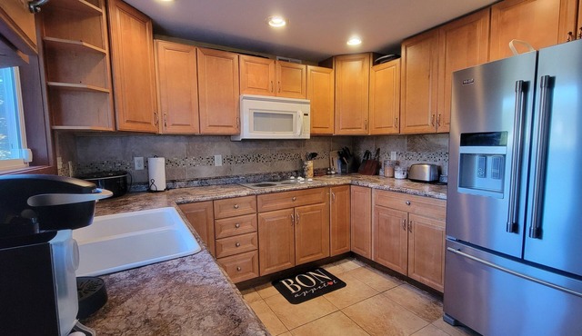 Lakefront retreat, hot tub, beach, pontoon, treehouse, 2 min walk to restaurants