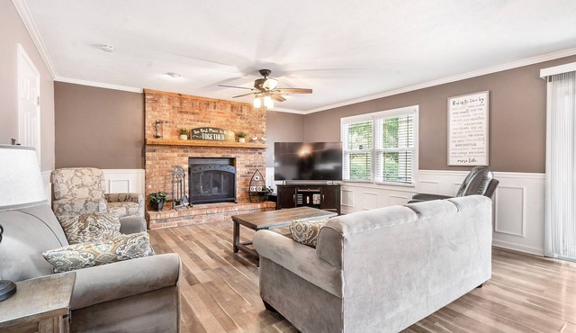 Lakeside Charm 3 BR Hot Tub Fireplace & King Suite