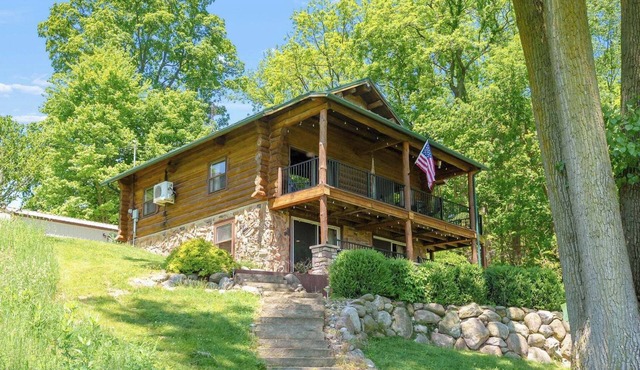 Lakeside Log Cabin Kayaking, Fishing, Sunsets