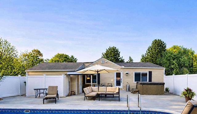Lakewood Luxe Heated Pool Hot Tub Near Town!