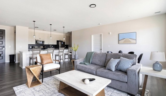 Landing | Beautiful 2BD, Pool, Gym