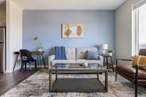 Landing Spectacular 1BD Pool Gym