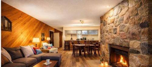 Large 2 Floor Condo, Pool Pass, Beach Club, walk to Shanty Creek
