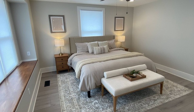 Large Family Bungalow Sleeps 14, Close to Grand Park, Newly Renovated Private