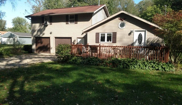Large lake access cottage. Pontoon rental Available.