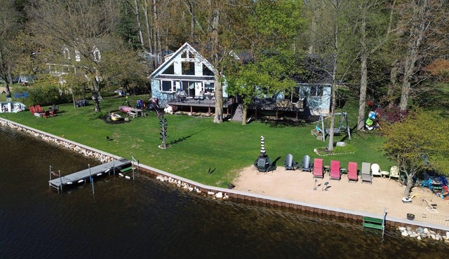 Large Lakehouse w Private Beach~Hot Tub~Tiki Hut~Game Rm~Gym~Mini-Golf~Dogs OK!