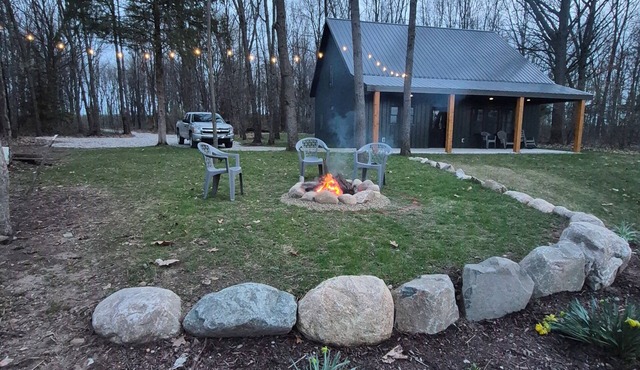 Leaning Oaks Cabin in the woods with waterfront (NEW)