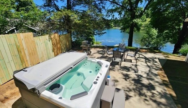 Little Blue Lake Front Cottage + Hot Tub