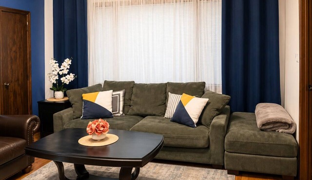 Location Jackpot! Minutes to Downtown, McCormick & Chinatown-free parking