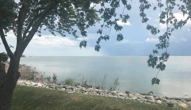 "Lookout Landing" Scenic Lakefront Ground Level!