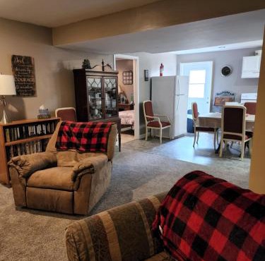 Lovely 3- bedroom apartment with street parking.