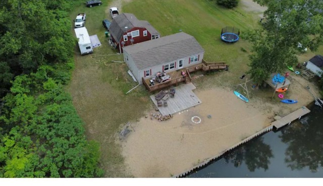 Lovely Lakeside Cottage for 6 on a Private Lake