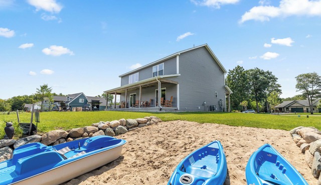 Lux canalfront home. Firepit, kayaks,paddleboat, 20 foot dock, chefs kitchen!
