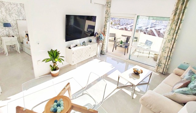 LUX. Frontbeach, 5 POOLS. Terrace, TV 65'-2 B.C. 4 ppl. WIFI. Netflix.