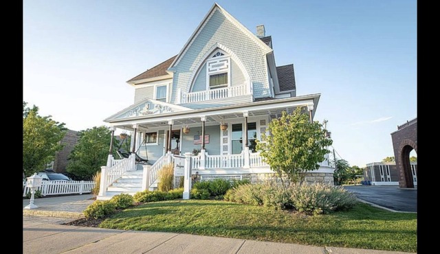 Luxurious Victorian Home in Heart of Downtown Grand Haven!