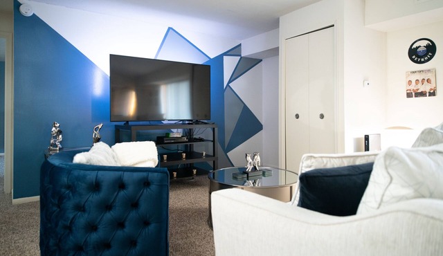 LUXURY DOWNTOWN APARTMENT