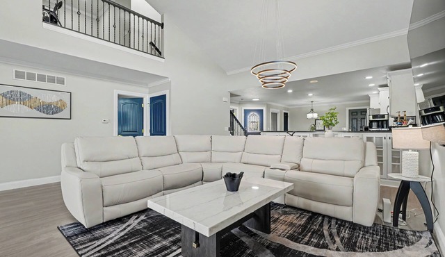 Luxury Lake & Golf Escape: 4BR & 4BTH Home + Gym,Near UIUC/U of I - Sleeps 11+