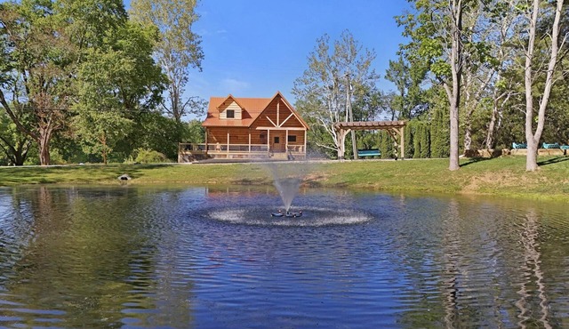 Luxury Log Cabin, Pet Friendly, Hot Tub, Golfing, Near Brown County State Park