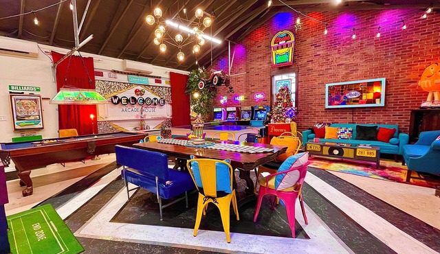 Massive game room, hot tub, firepit, grill, games