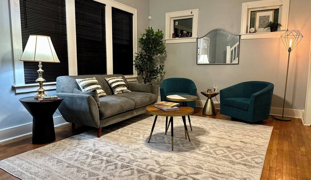 Mid Century Modern 3-bedroom 2-bath house with WiFi, AC, W backyard