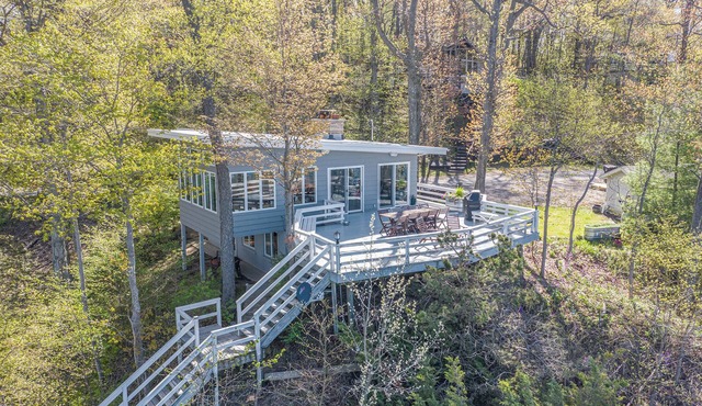 Mid- Century Modern: Exclusive Lakefrtont Getaway
