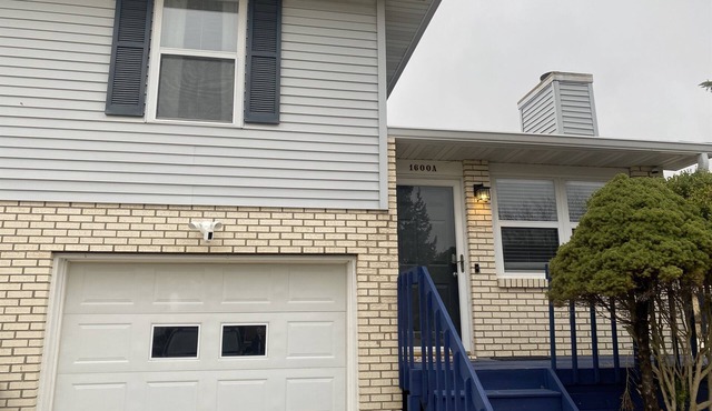 Modern 2Bd/1.5Ba Duplex w/Garage in Normal