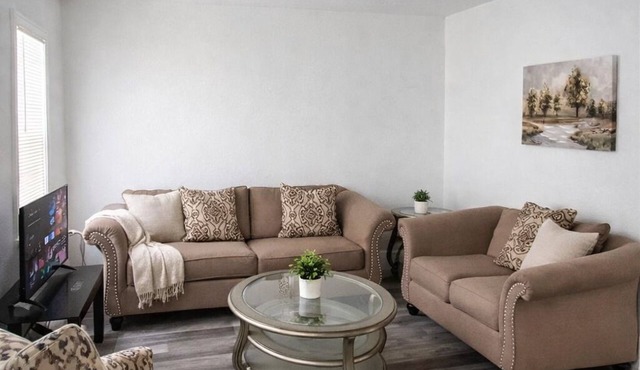 Modern 2BR Home Near Toledo Hospital AC, Fiber Wi-Fi, Free Parking
