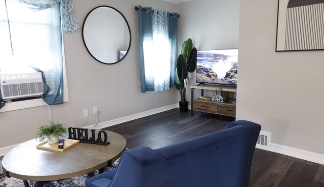 Modern 2BR Upstairs Unit - Sleeps 4 Free Parking