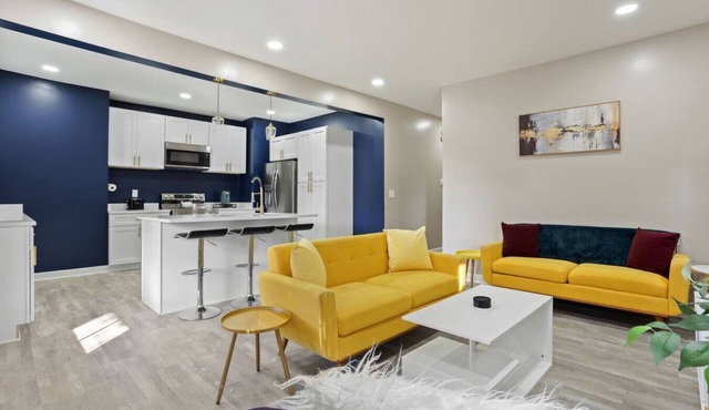 Modern Comfort Downtown Indy Stylish 3BR Getaway