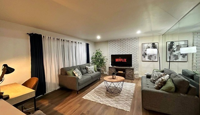 Modern Comfort Stay Near Chicago/ Pet-Friendly/Parking /Sleeps 6