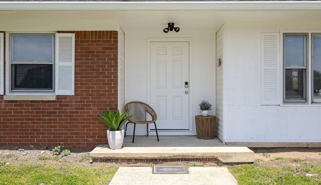 Modern Luxe 3BR,2-Car Garage 5 Min to IND Airport