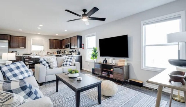 Modern, Spacious Whole Unit Traveler's Home!