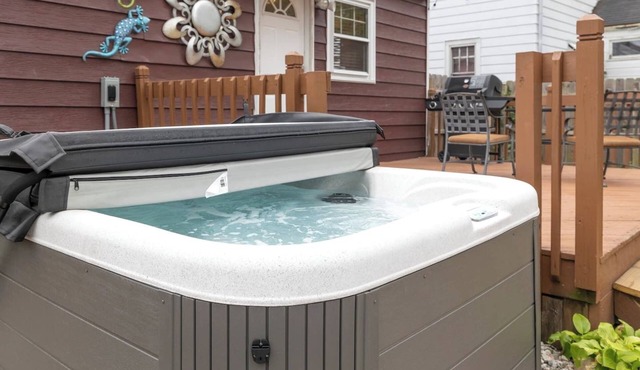 MTM Premier, YEAR-ROUND Hot Tub, fence, Garage, Dog Friendly