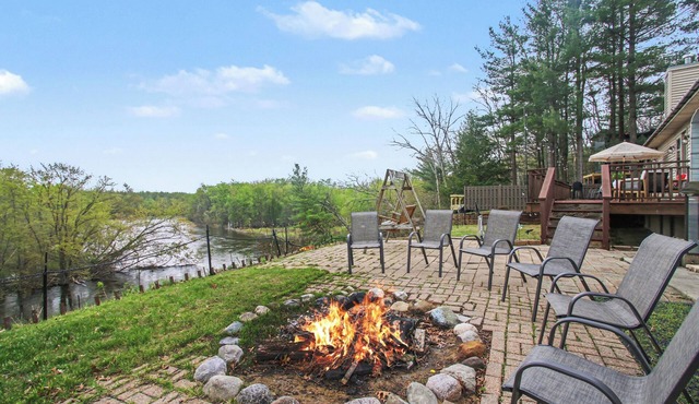 Near Saugatuck | River Views + King Suite