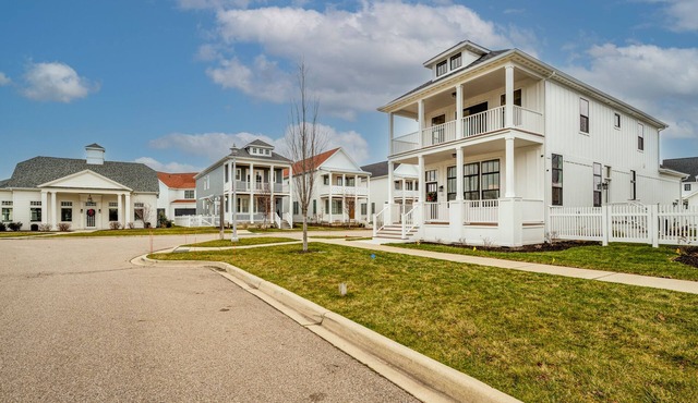 New Harbor Shores House with Bunk Beds, terrance, and Pool!