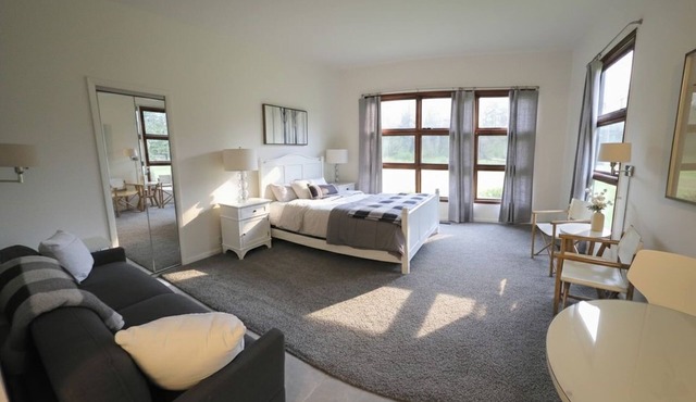 NEW LISTING! Charming Studio Cottage + Enjoy Harbor Country + Near Cherry Beach