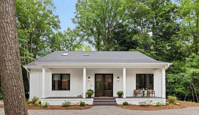 New Modern Farmhouse in Sawyer - hot tub, putting greens and firepit