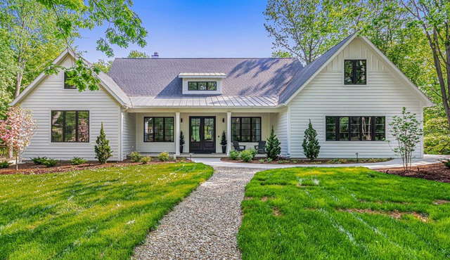 Newly built luxury home on 3 acres with private pool - 1 mile to the beach