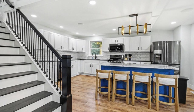 Newly remodeled 5BR farmhouse in Coloma, just 8 minutes to Lake Michigan beach. Enjoy 3,000 sq ft, 2 full baths, smart TVs in every bedroom, a covered deck, large yard, and private balcony off the primary suite.