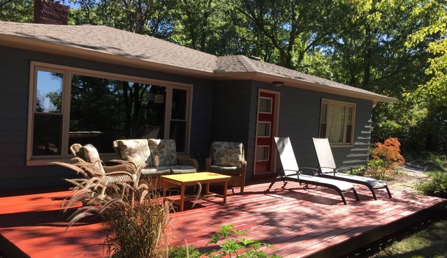 Norwood Cottage on lake Michigan, sleeps 6, dogs welcome