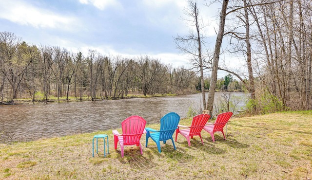 On Muskegon River! Wooded & Peaceful Retreat