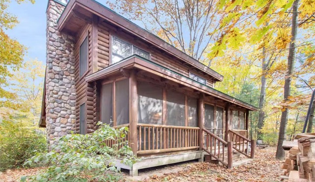 Peaceful Cabin 5 mins to downtown Saugatuck w/Lake Access, Firepit & Grill