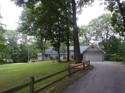 Peaceful Forested 5 Bdrm Near Lake sleeps up to 16