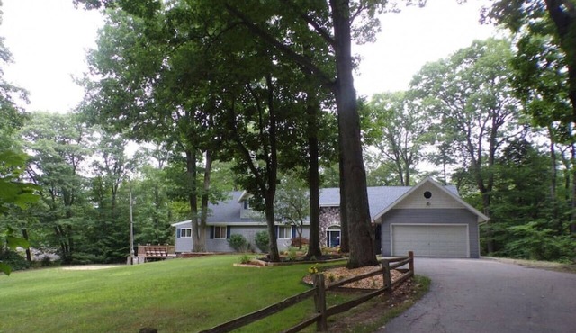 Peaceful Forested 5 Bdrm Near Lake sleeps up to 16
