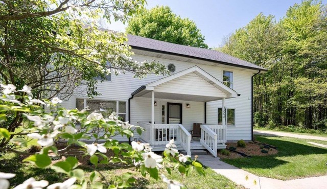 Pet-friendly country home near beaches, wineries