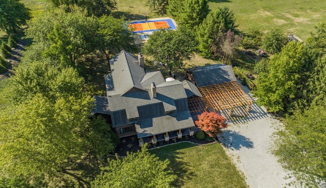 Pickleball, Bball, Hot Tub, Movie Theater, Game Rm