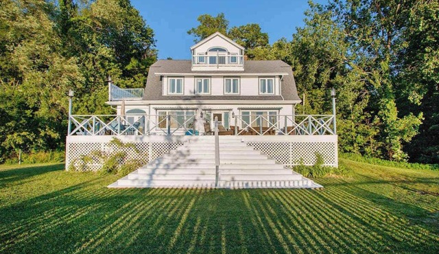 Picturesque Home on Lake Michigan w/patios, gas grill & WIFI
