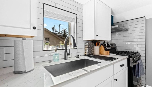Plymouth 2BR: Complete & Cozy